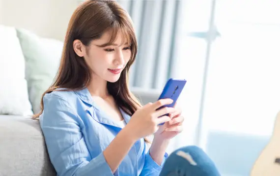 スマホを見る女性
